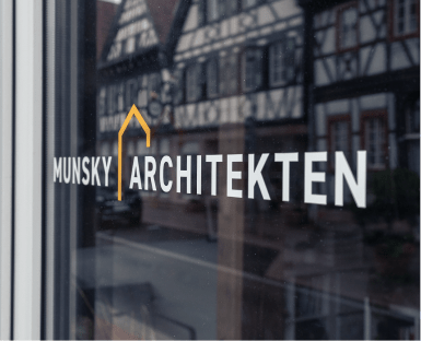 Logo von Munsky Architekten an der Eingangstür