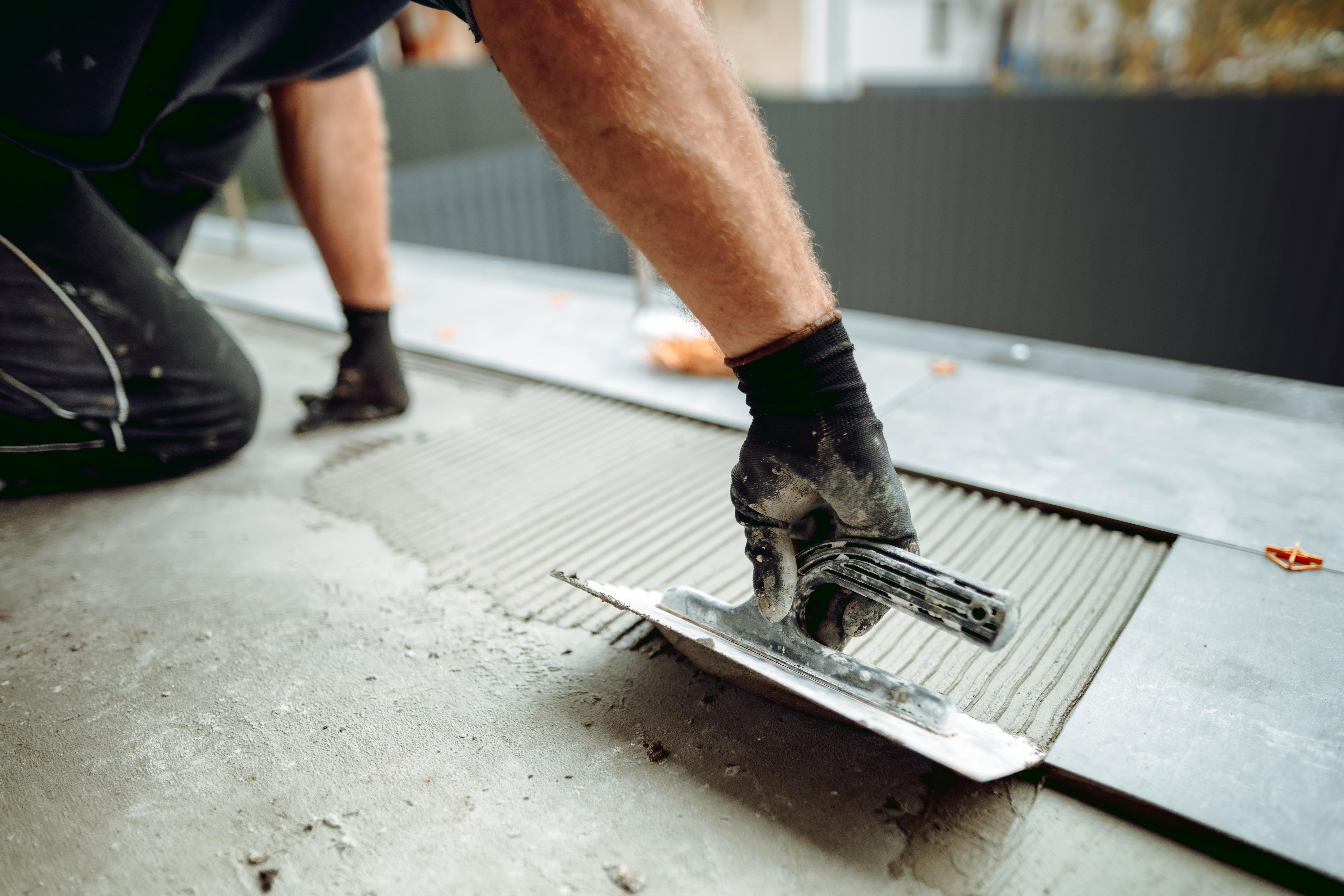 Handwerker Beim Fliesen Legen